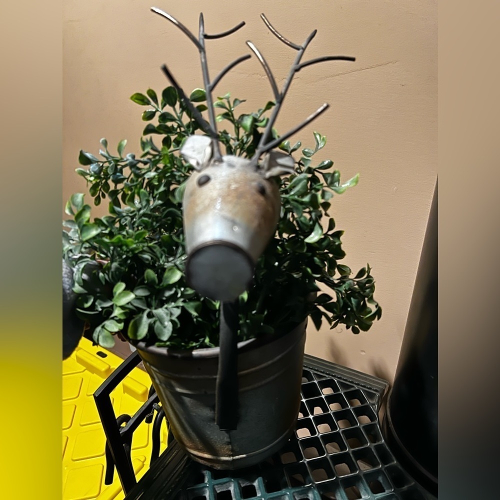 🎅🏻🎄 Metal Reindeer Bucket with Greenery